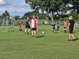 Laatste training S.K.N.W.K. JO8-1 (partijtje tegen de ouders) van maandag 2 juni 2025 (52/123)